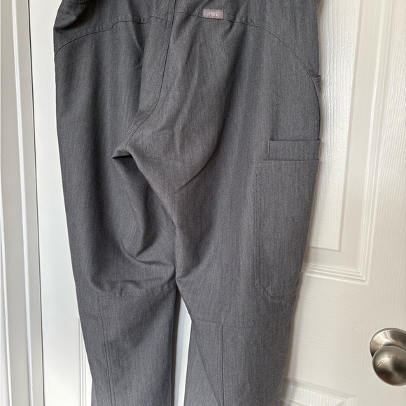 Figs Scrub Set - Heather GrayTechnical V-Neck Top with Pants - Picture 9 of 12